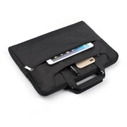 Zwarte laptop sleeve 11-12 inch met schouderband en extra vak voor tablet en smartphone.