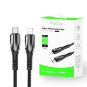 Rixus RXUC30L USB-C naar Lightning datakabel met metalen afwerking, geschikt voor opladen en gegevensoverdracht.