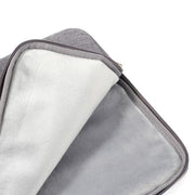 Grijze laptop sleeve 13-14 inch met zachte voering, ideaal voor het beschermen van je laptop.