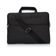 Zwarte laptop sleeve 11-12 inch met schouderband voor eenvoudig vervoer van laptops.