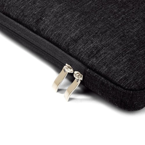 Zwarte laptop sleeve 13-14 inch met metalen rits voor veilige opslag van je laptop.
