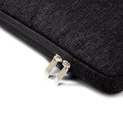 Zwarte laptop sleeve 13-14 inch met metalen rits voor veilige opslag van je laptop.