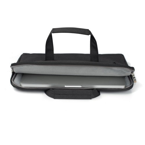 Zwarte laptop sleeve 11-12 inch met schouderband en een laptop erin, ideale tas voor onderweg.