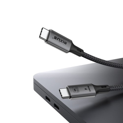 Rixus RXUC02 USB-C 4.0 kabel aangesloten op laptop